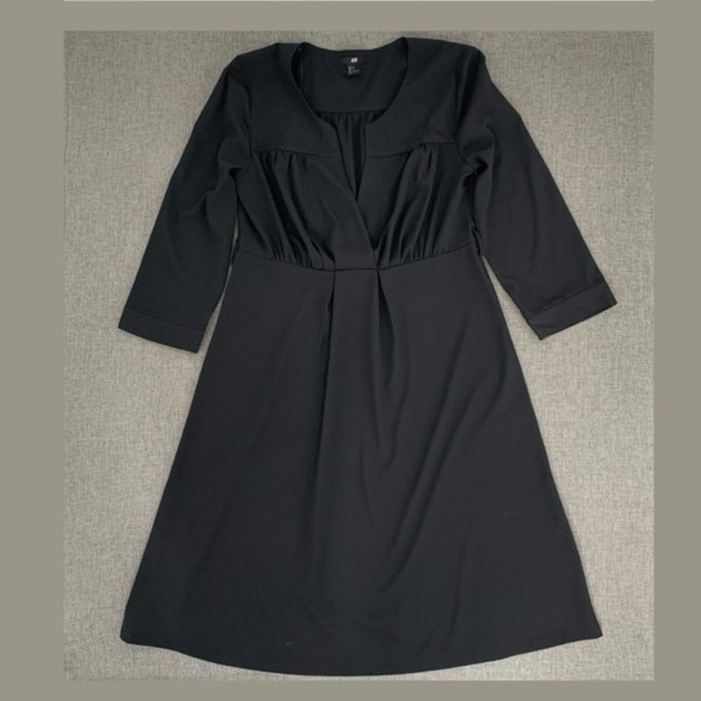 H&M Black Pleated Dress V-Neck Size 6 Lightweight Polyester Belt Loops‎